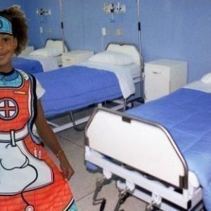 VillaCarton väritettävä pikku sairaanhoitajan mekko